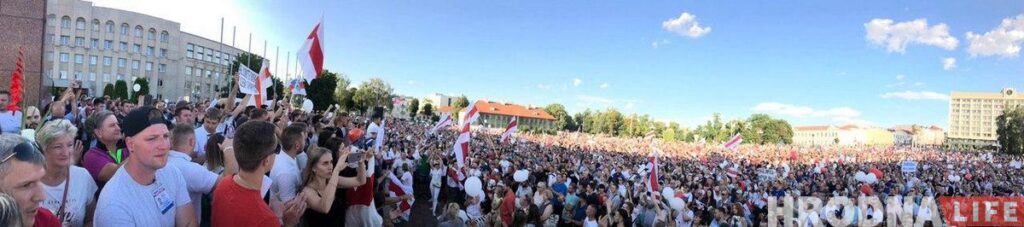 «Гродненцы, поверьте мне еще раз!». О чем говорил Мечислав Гой с горожанами на площади