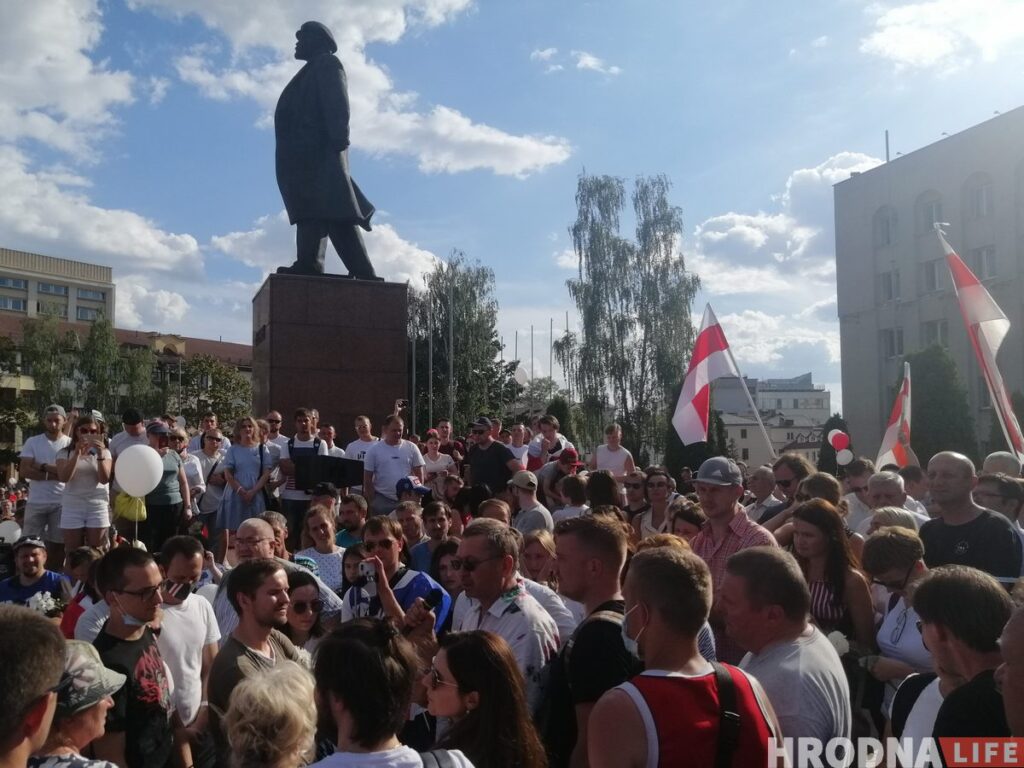 «Гродненцы, поверьте мне еще раз!». О чем говорил Мечислав Гой с горожанами на площади