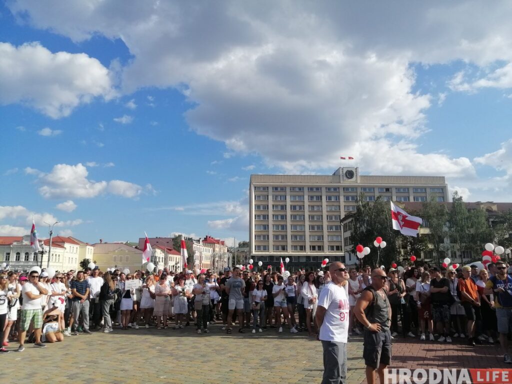 «Гродненцы, поверьте мне еще раз!». О чем говорил Мечислав Гой с горожанами на площади