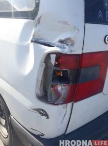 Автозак въехал в автомобиль гродненца. Тот вышел разобраться, а ему сломали два ребра