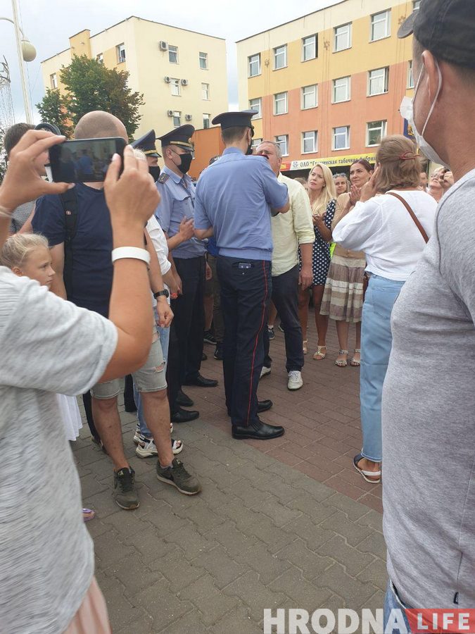 Люди пришли поддержать "табачку" в Гродно. Милиция: это несанкционированная акция