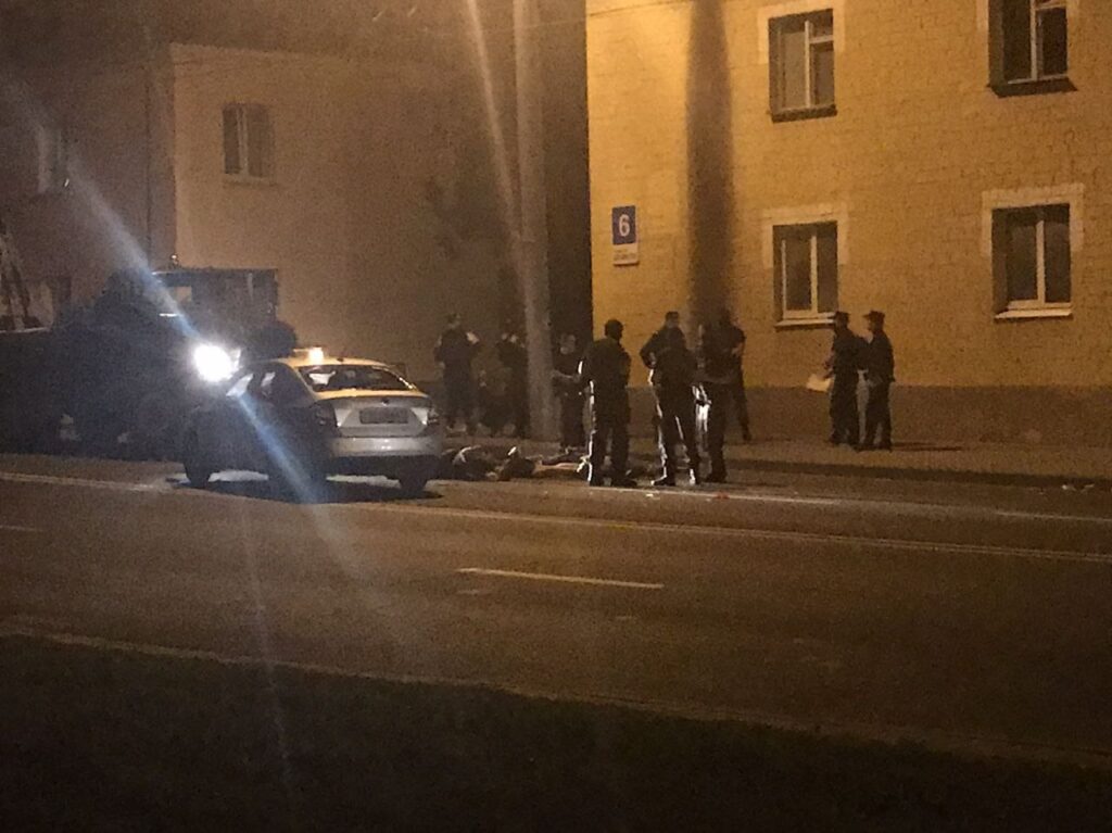Во время протестов ОМОНовец напал на таксиста в Гродно и пострадал. Избитого гродненца могут посадить Задержание водителя и пассажиров авто 11 августа