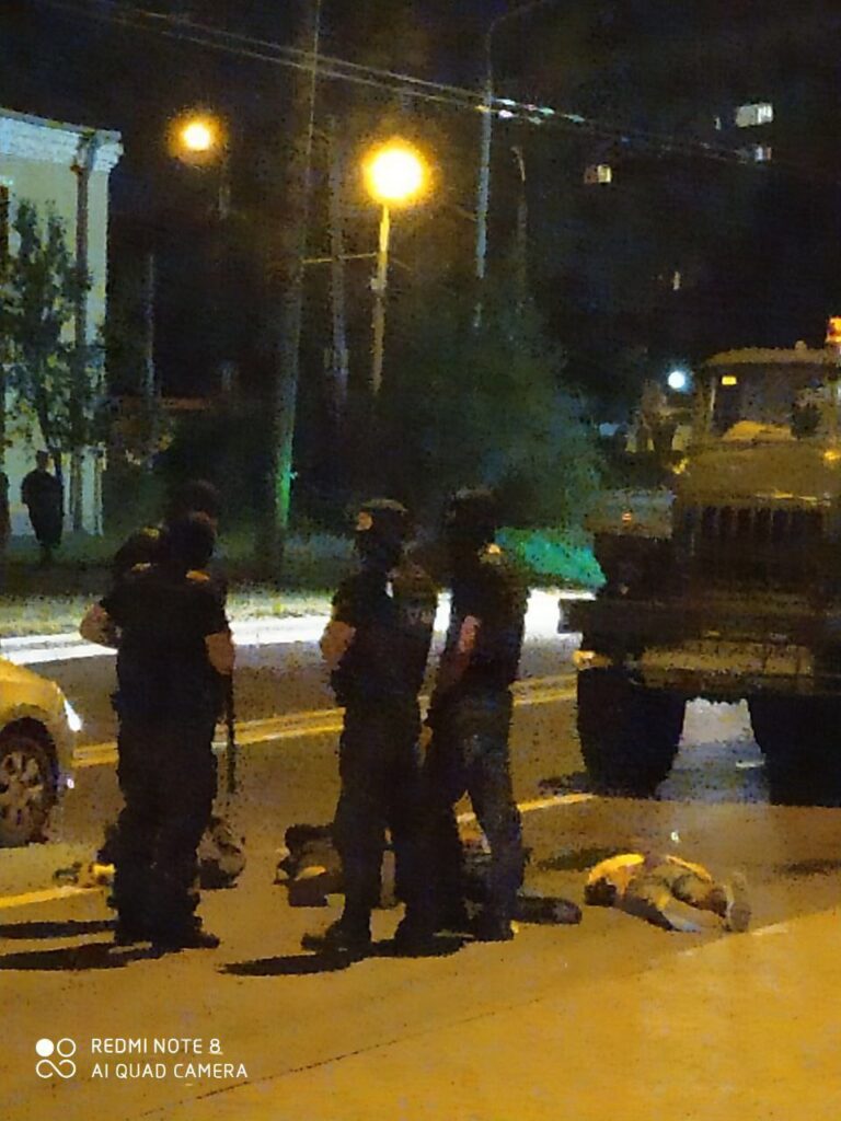 Во время протестов ОМОНовец напал на таксиста в Гродно и пострадал. Избитого гродненца могут посадить