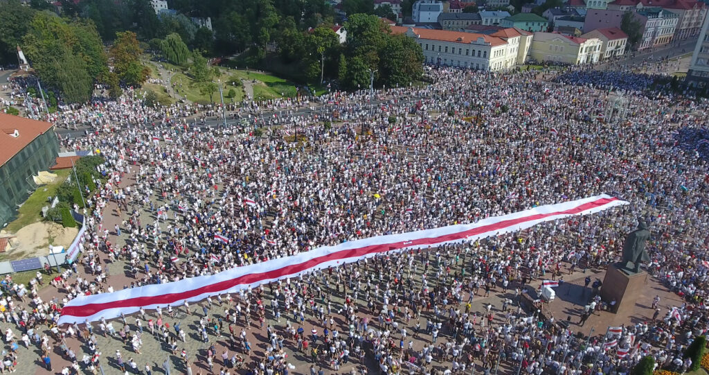 "У нас нет другого пути, мы должны дойти до победы". Гродненцы прошли по городу с огромным флагом