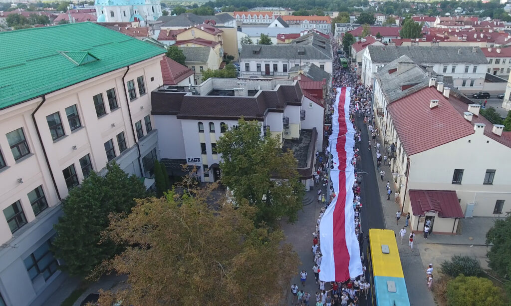 "У нас нет другого пути, мы должны дойти до победы". Гродненцы прошли по городу с огромным флагом