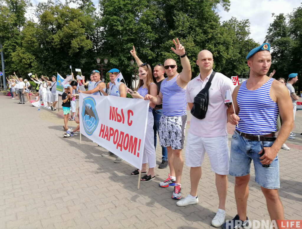 "Народ бить точно не пойдем”. Десантники вышли на улицы Гродно