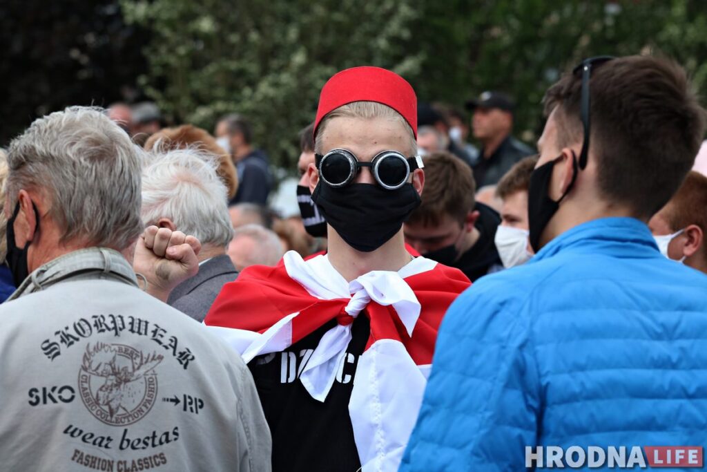 «Гэтая несправядлівая сітуацыя прымусіла мяне маляваць». Мастак з Гродна, - аб пратэстных паштоўках і партрэце Ціханоўскай