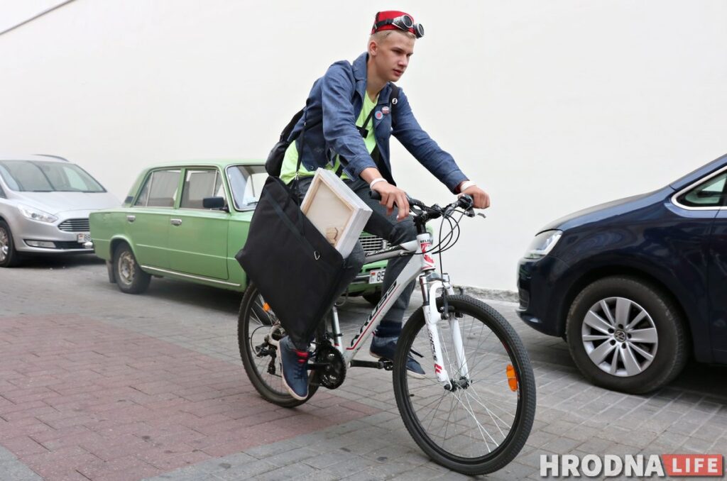 «Гэтая несправядлівая сітуацыя прымусіла мяне маляваць». Мастак з Гродна, - аб пратэстных паштоўках і партрэце Ціханоўскай