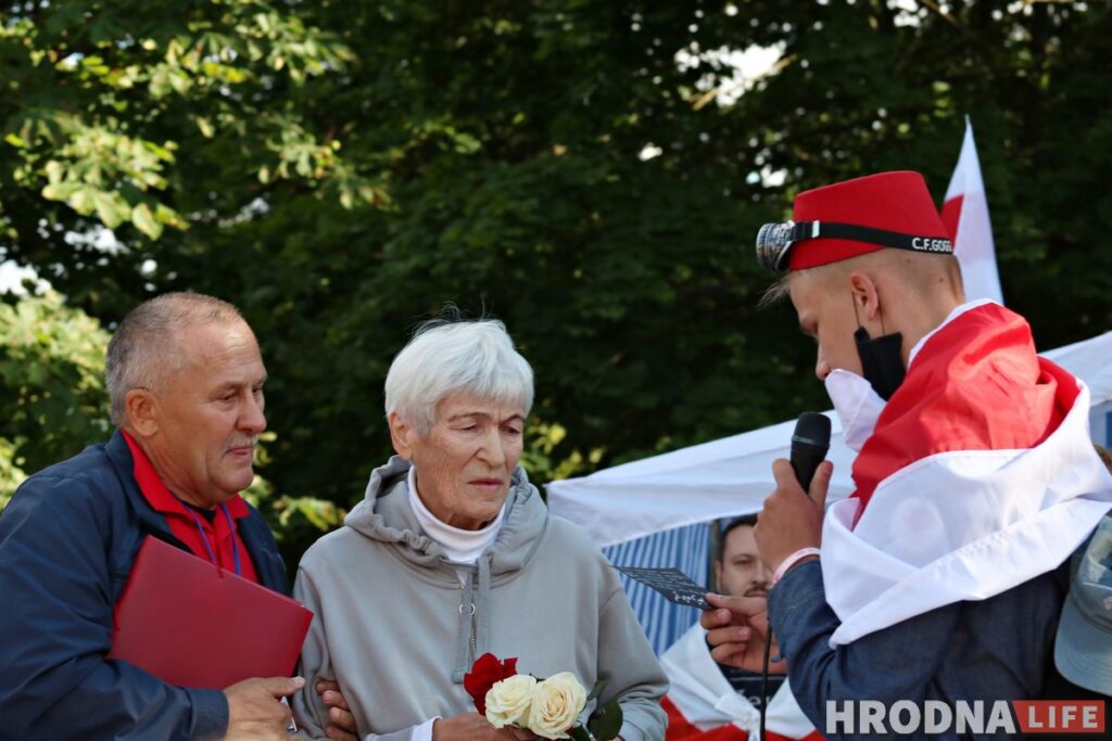 «Гэтая несправядлівая сітуацыя прымусіла мяне маляваць». Мастак з Гродна, - аб пратэстных паштоўках і партрэце Ціханоўскай
