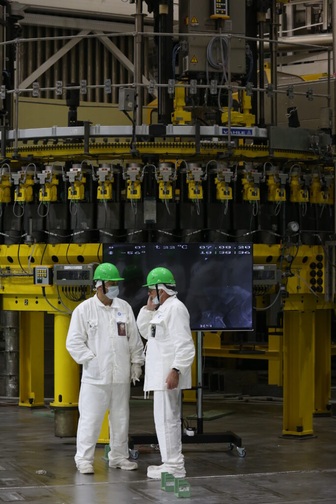 На первом энергоблоке БелАЭС началась загрузка ядерного топлива