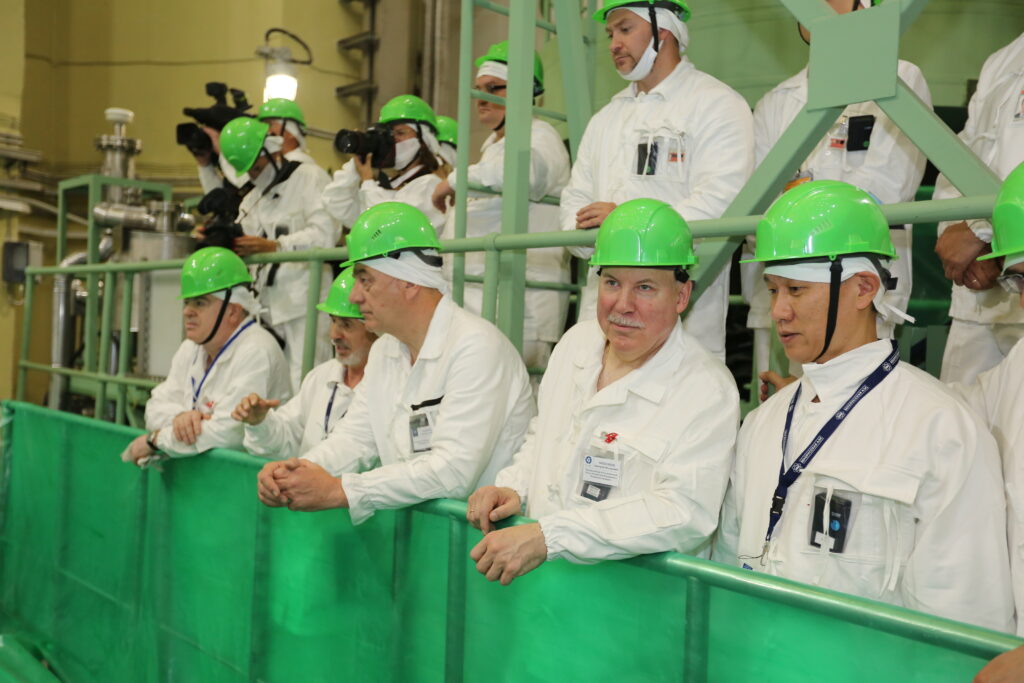 На первом энергоблоке БелАЭС началась загрузка ядерного топлива