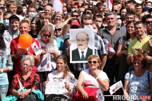 Владимир Соболев с портретом Александра Лукашенко на митинге Светланы Тихановской в Гродно. Фото: Руслан Кулевич