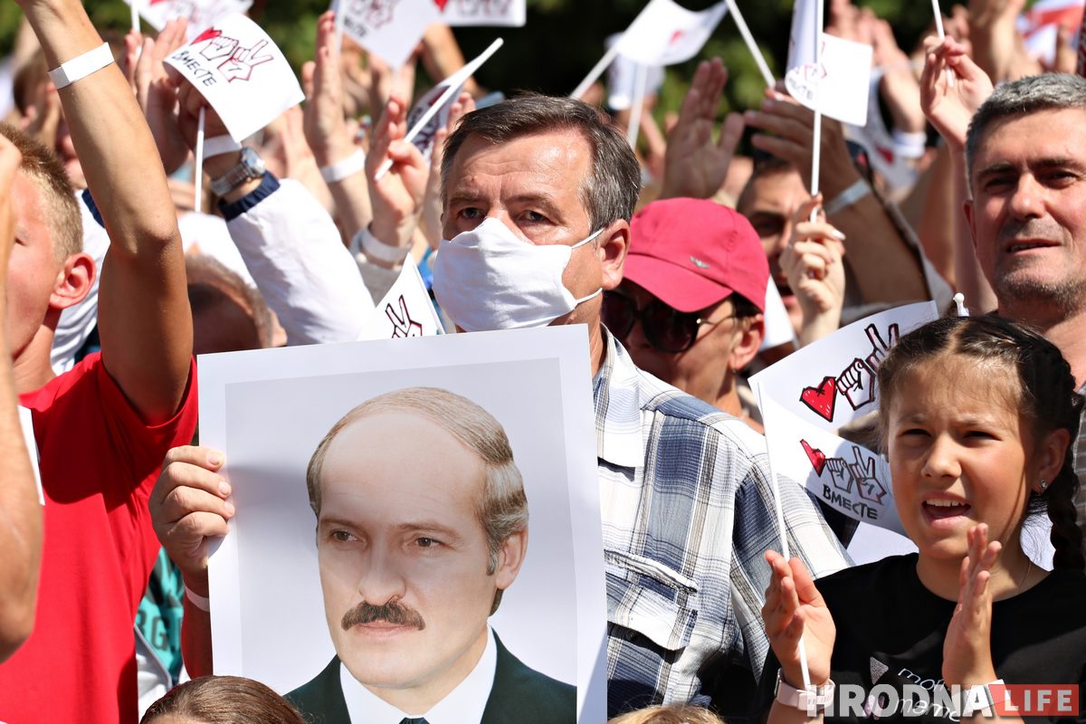 «Мне не хочется разгула национализма». Почему гродненец пришел на пикет Тихановской с портретом Лукашенко