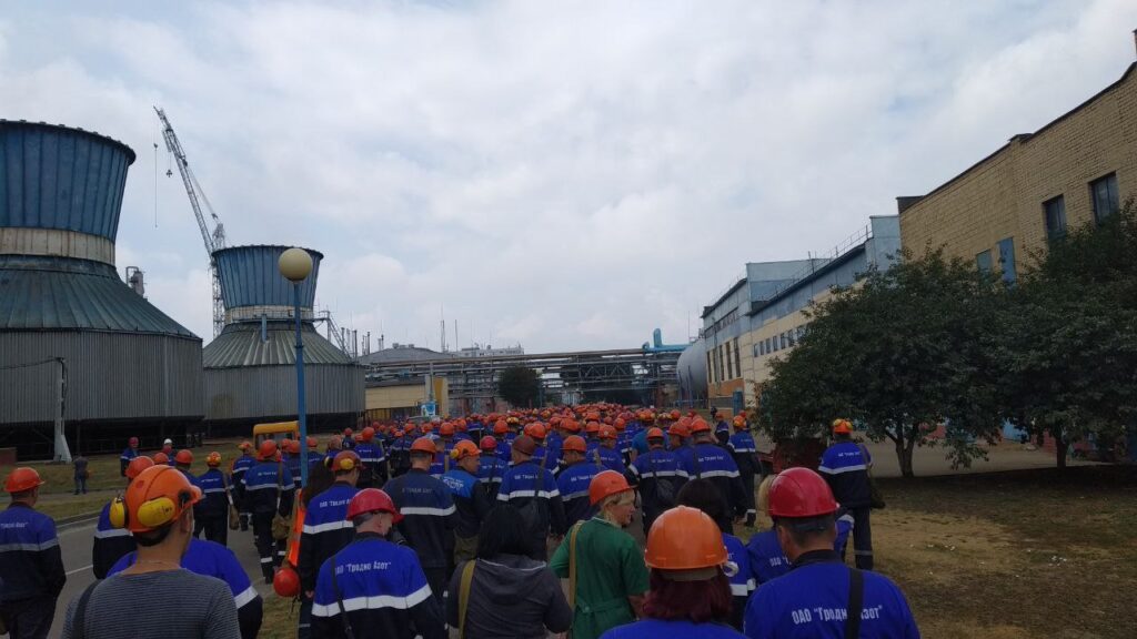 На “Гродно Азот” собираются останавливать цеха: 1000 рабочих собралось на территории предприятия