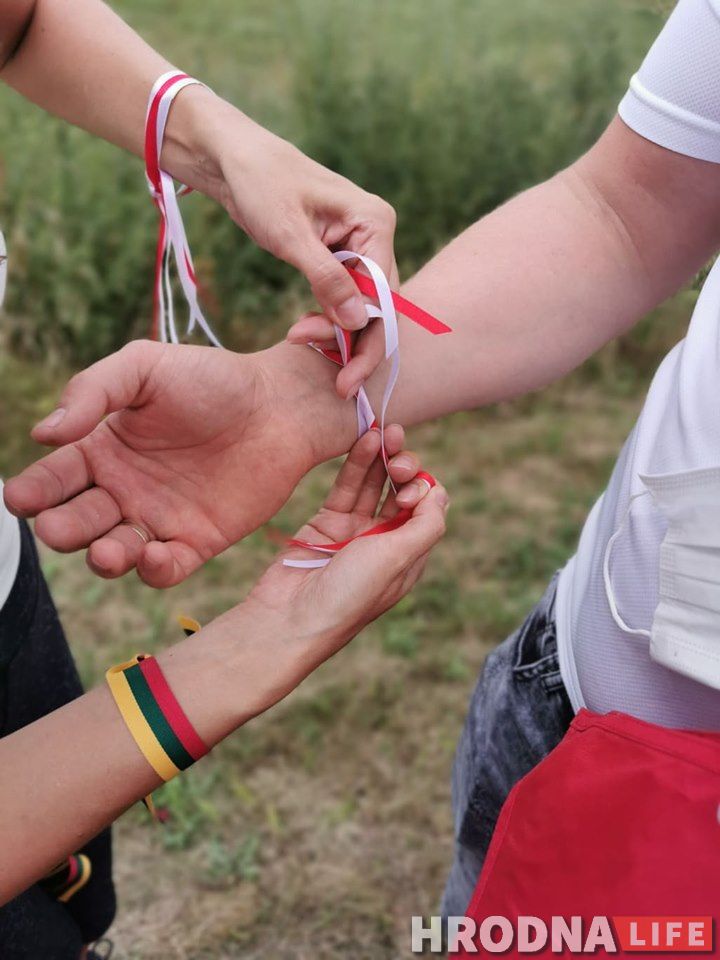 Живая цепь в 50 000 человек соединила Литву и Беларусь