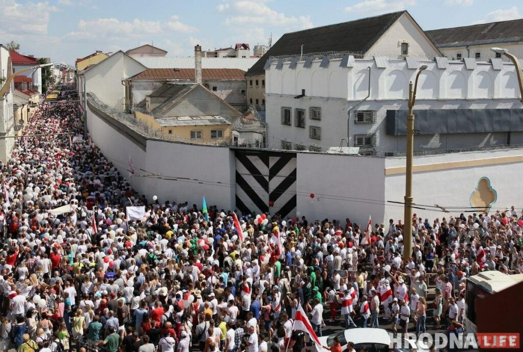 "У нас нет другого пути, мы должны дойти до победы". Гродненцы прошли по городу с огромным флагом