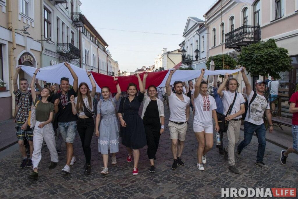 70-метровы бел-чырвона-белы сцяг вывесілі на Старым мосце Гродна