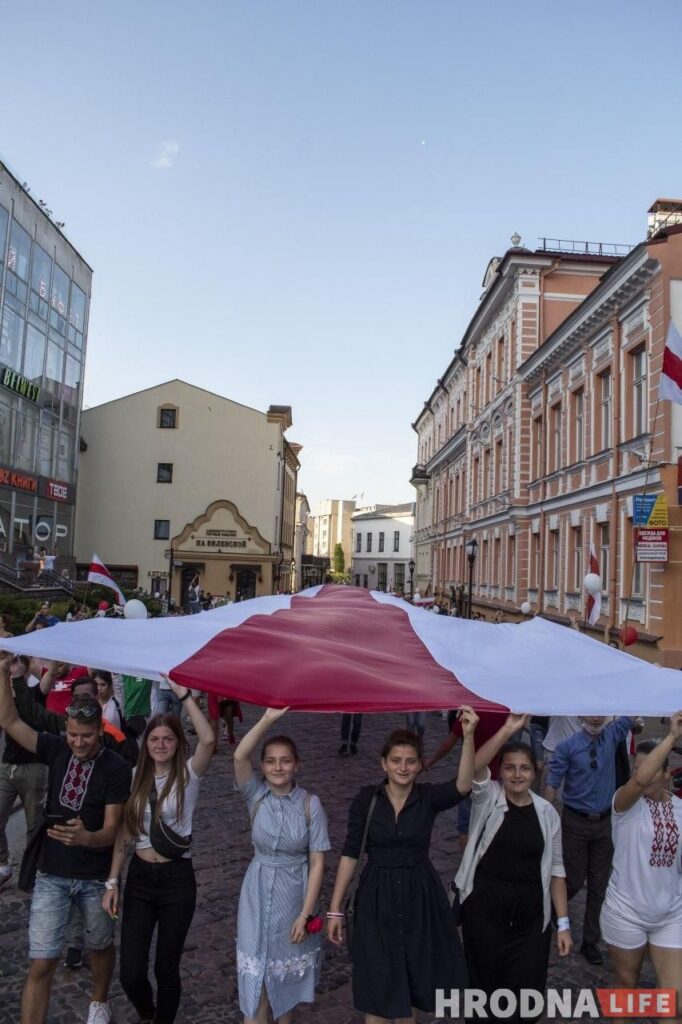 70-метровы бел-чырвона-белы сцяг вывесілі на Старым мосце Гродна