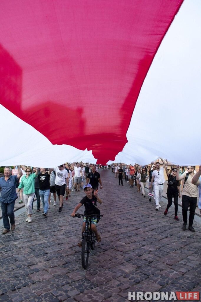 70-метровы бел-чырвона-белы сцяг вывесілі на Старым мосце Гродна