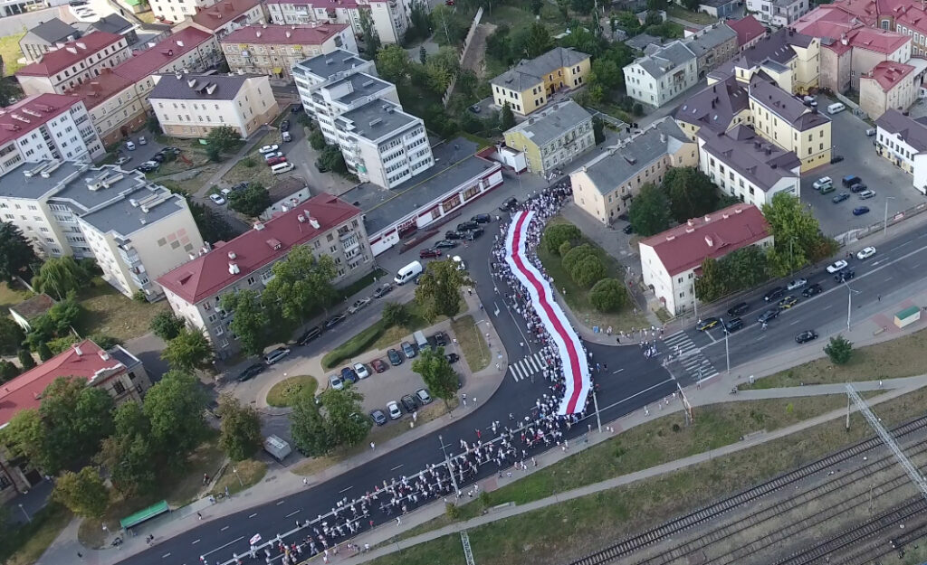 "У нас нет другого пути, мы должны дойти до победы". Гродненцы прошли по городу с огромным флагом