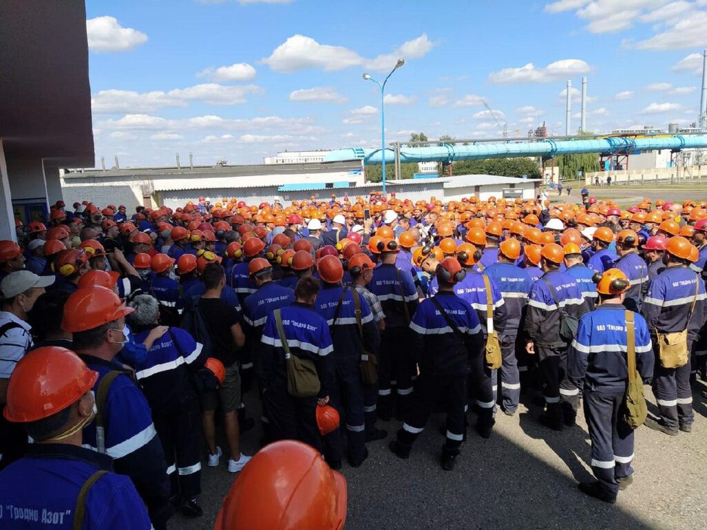 Работники «Химволокно» и «Гродно Азот» вторые сутки ведут переговоры с властями