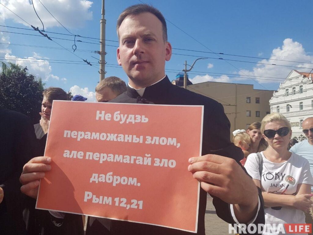 Каталіцкі ксёндз - удзельнік маршу супраць гвалту