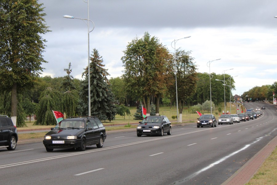 В Лиде прошел автопробег работников МЧС на машинах со скрытыми номерами