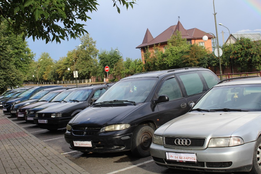 В Лиде прошел автопробег работников МЧС на машинах со скрытыми номерами