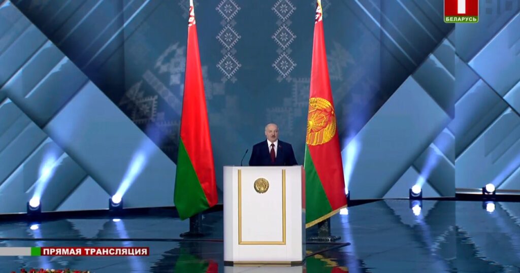 «Те, кто в цепочке, и "противные негодяи омоновцы" - все они наши дети». 10 интересных высказываний из послания Лукашенко к народу