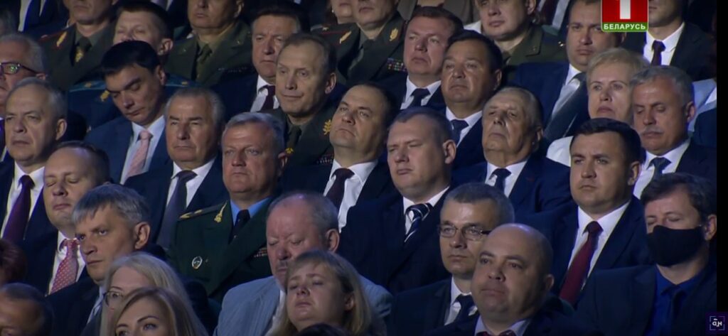 «Те, кто в цепочке, и "противные негодяи омоновцы" - все они наши дети». 10 интересных высказываний из послания Лукашенко к народу