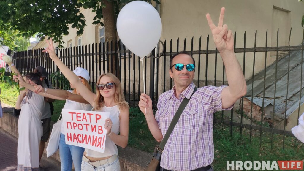 Встречи с мэром, акции солидарности и гигантский флаг: протесты и забастовки в Гродно