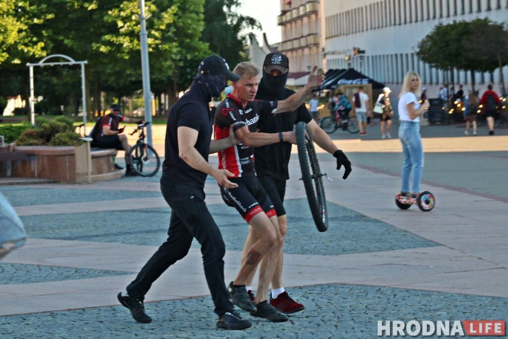 У Гродне двух веласіпедыстаў асудзілі за прабег: аднаму далі суткі, іншаму штраф