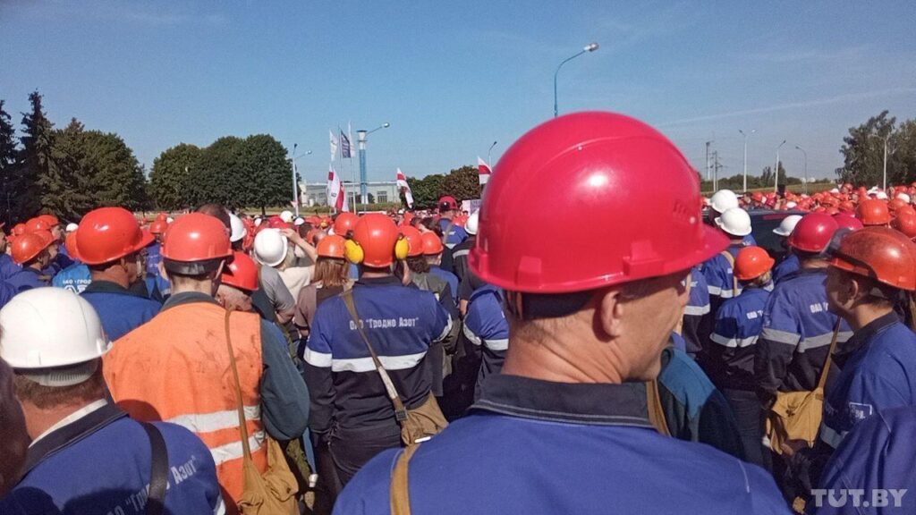 Работники «Химволокно» и «Гродно Азот» вторые сутки ведут переговоры с властями