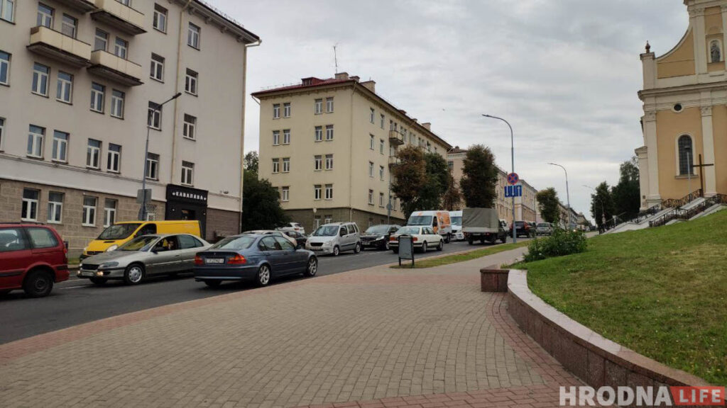 У Гродне перакрылі Сацыялістычную каля скрыжавання з К.Маркса. Як машыны едуць праз цэнтр