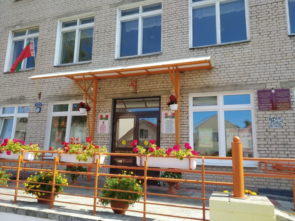 Лукашенко и Тихановская на окне, а флаг вверх ногами. Гродненцы делятся фото организации избирательных участков