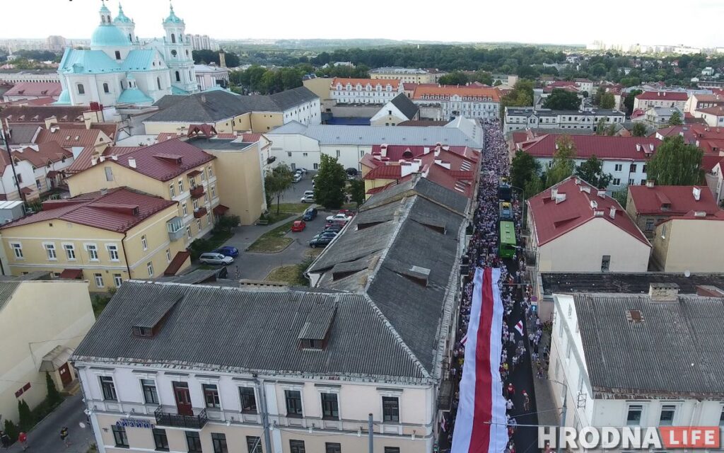 "У нас нет другого пути, мы должны дойти до победы". Гродненцы прошли по городу с огромным флагом