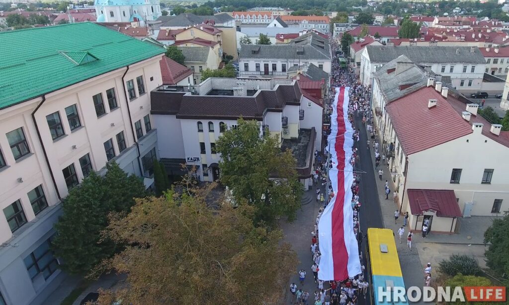 "У нас нет другого пути, мы должны дойти до победы". Гродненцы прошли по городу с огромным флагом