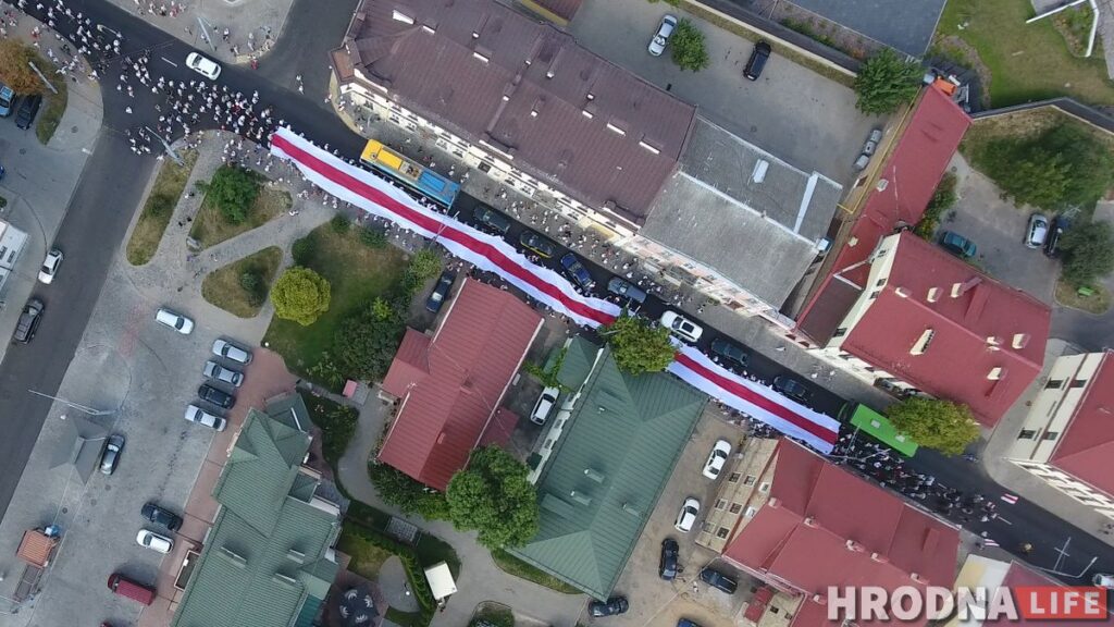 "У нас нет другого пути, мы должны дойти до победы". Гродненцы прошли по городу с огромным флагом