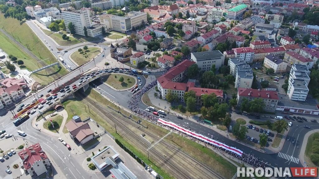 "У нас нет другого пути, мы должны дойти до победы". Гродненцы прошли по городу с огромным флагом