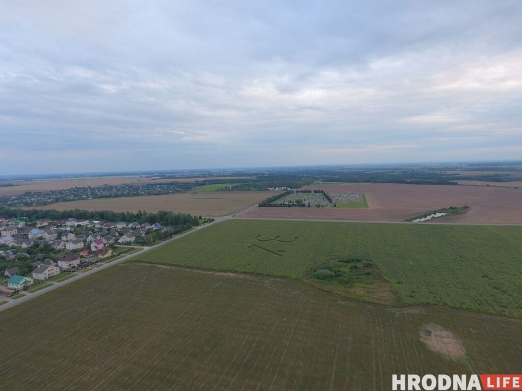 Глядзіце, які надпіс з'явіўся на полі каля Шчучына