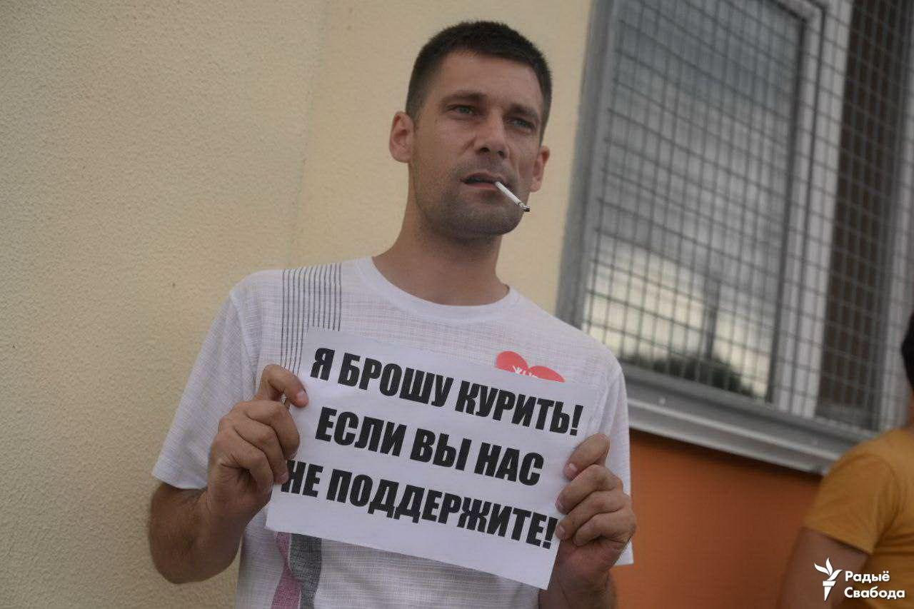 Люди пришли поддержать "табачку" в Гродно. Милиция: это несанкционированная акция