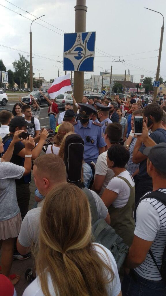 Люди пришли поддержать "табачку" в Гродно. Милиция: это несанкционированная акция
