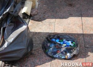 «Не дадим Белорусскому телевидению картинку замусоренной площади». Протестующие убирают мусор после митингов в Гродно и других городах