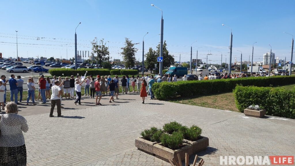 Встречи с мэром, акции солидарности и гигантский флаг: протесты и забастовки в Гродно