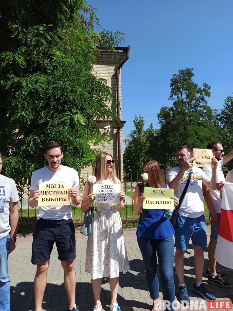 Встречи с мэром, акции солидарности и гигантский флаг: протесты и забастовки в Гродно