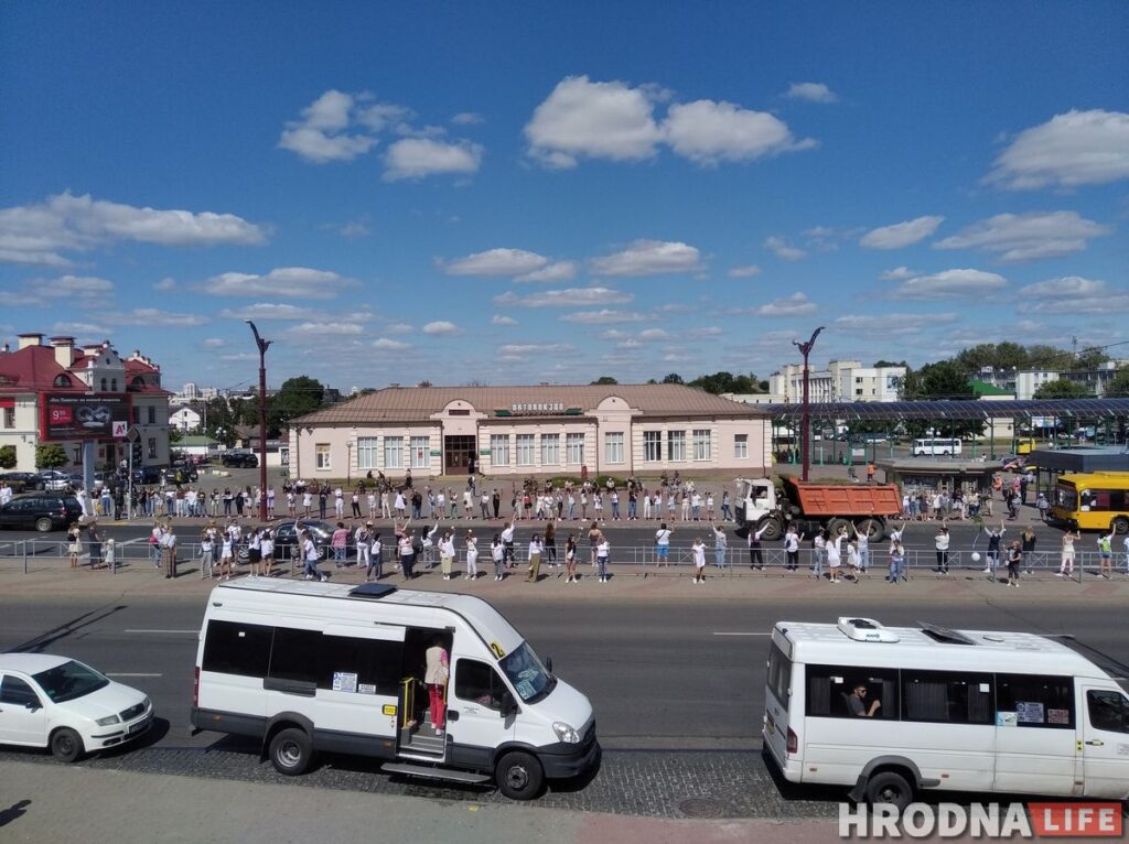 “Будем стоять, сколько получится”. Женщины Гродно вышли в знак солидарности с задержанным