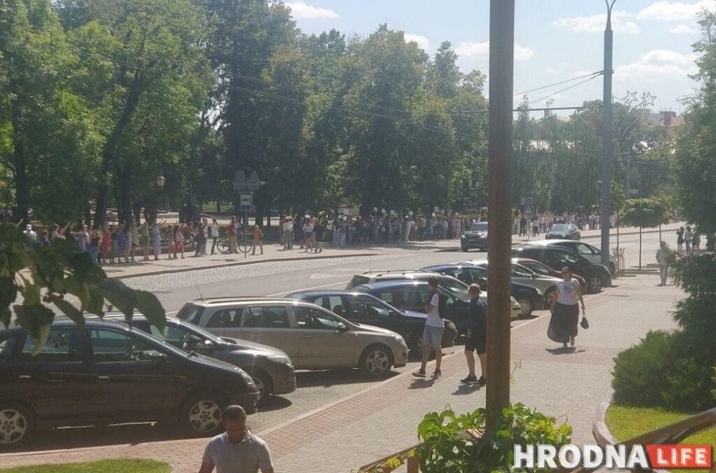 “Перестаньте нас бить”. Женщины Гродно снова вышли на улицы с цветами