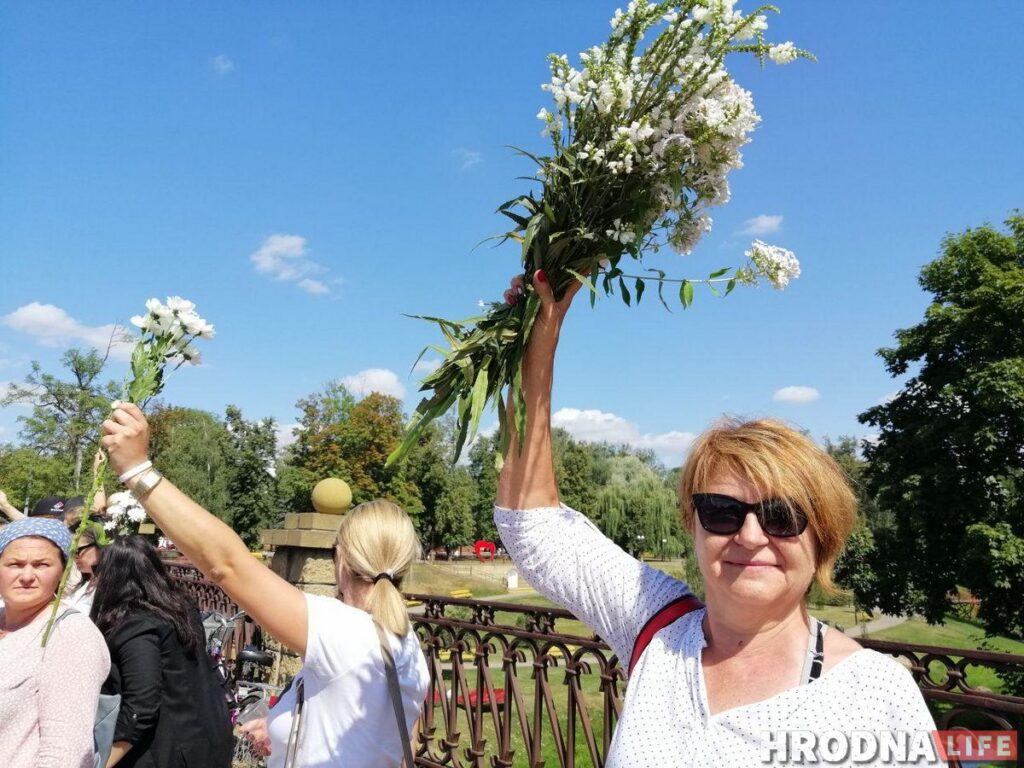 “Перестаньте нас бить”. Женщины Гродно снова вышли на улицы с цветами