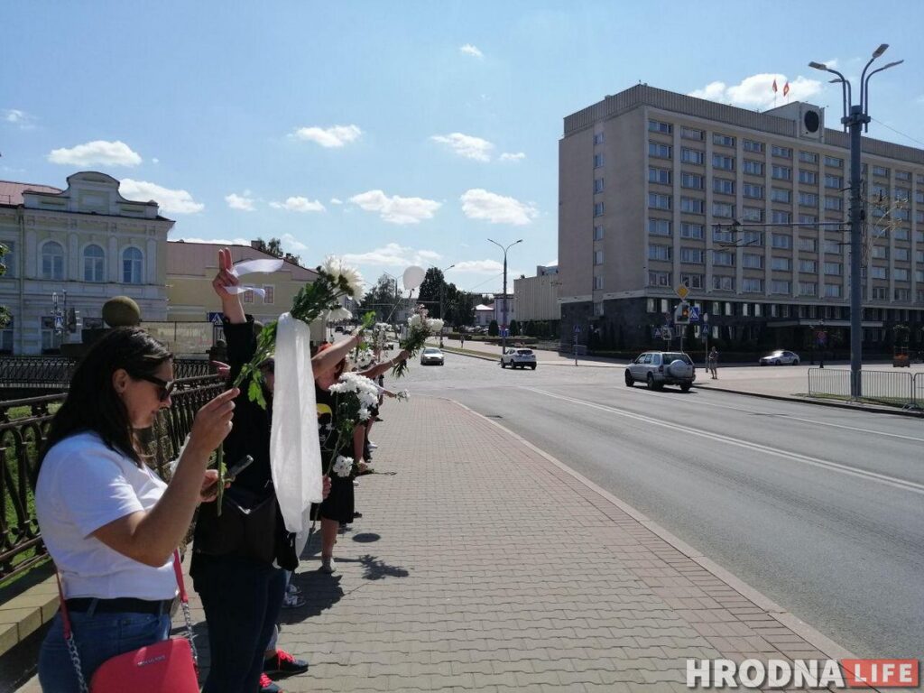 “Перестаньте нас бить”. Женщины Гродно снова вышли на улицы с цветами