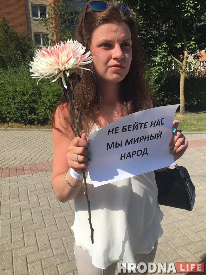 “Перестаньте нас бить”. Женщины Гродно снова вышли на улицы с цветами
